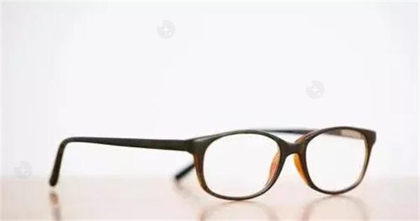 小孩弱视需要戴眼镜多久？每天应该戴多久？如何帮助小孩改善弱视？