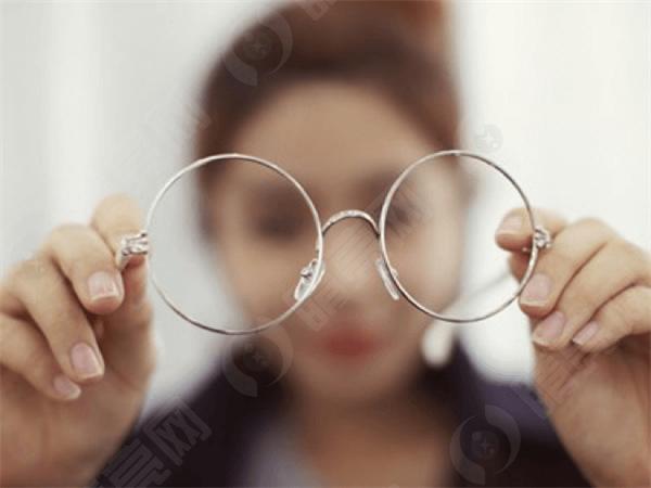 我是一名近视眼患者，想知道更换近视眼镜的频率应该是多久一次？这与哪些因素有关？是否存在一些信号表明我需要更换眼镜？