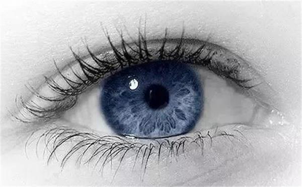 我近眼睛疼痛，并且听说青光眼会引起眼痛，请问青光眼的眼痛有哪些具体症状？如何判断并寻求合适的治疗方案？
